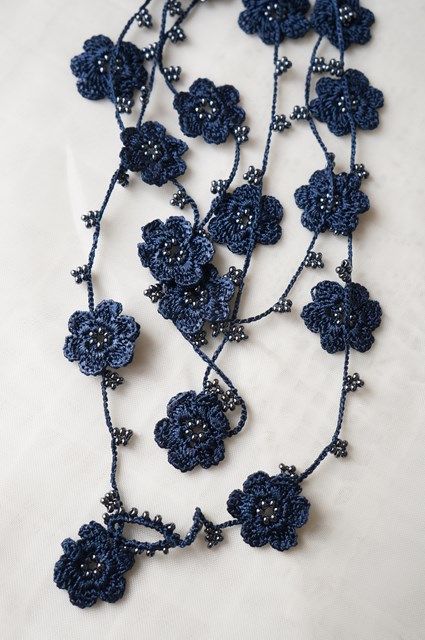 http://oyaito.ocnk.net/product/7628 most popular pin of all time!! Crochet Jewlery, Knit Jewelry, Crochet Jewelry Patterns, Crochet Chain, Crocheted Flowers, Fiber Jewelry, Crochet Bracelet, Textile Jewelry, Crochet Flower Patterns