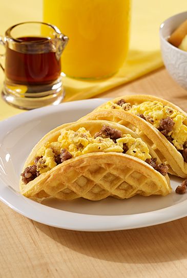 A breakfast for dinner recipe with buttermilk waffles filled with crumbled sausage and Egg Beaters to be eaten like a taco Waffle Tacos, Waffle Taco, Menu Sarapan Sehat, Waffle Iron Recipes, Ready Set Eat, Buttermilk Waffles, Egg Waffle, Waffle Maker Recipes, Wakey Wakey