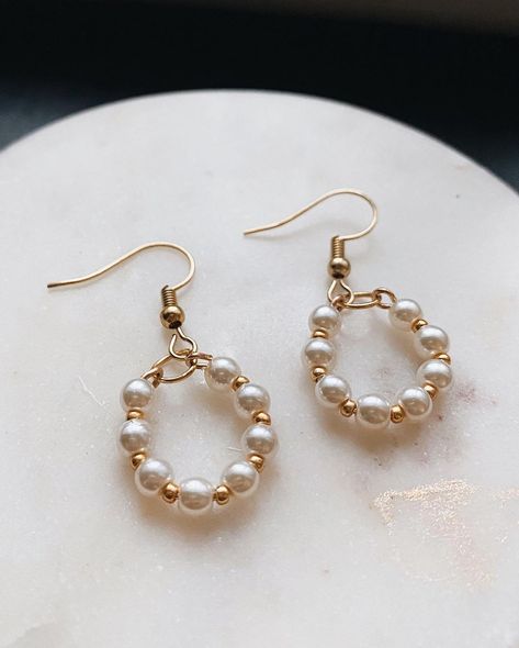 Hand Made Earings, Gold And Pearl Earrings, Unique Pearl Jewelry, Earrings Ideas, Diy Jewelry Unique, Wire Jewelry Designs, Trending Necklaces, S Jewelry, Beads Bracelet Design