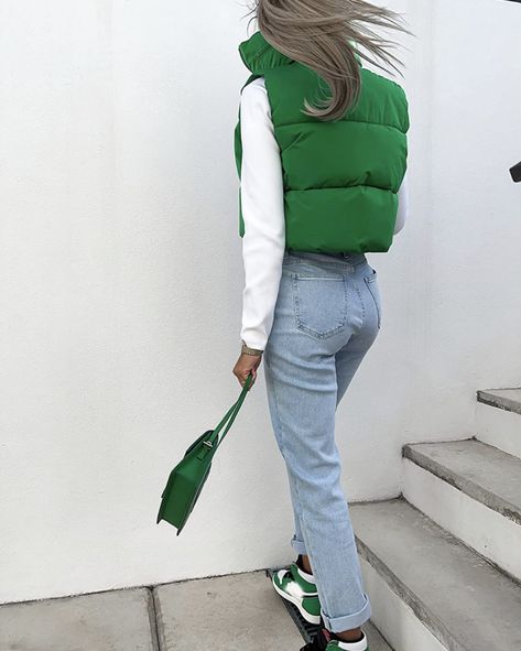 Green Puffy Vest Outfits For Women, Green Comfy Outfit, Cropped Puffer Vest Outfits, Vest Outfits For Women Fall, Puffer Vest Outfits For Women, White Long Sleeve Outfit, Puffer Vest Outfits, Green Vest Outfit, Puffy Vest Outfit