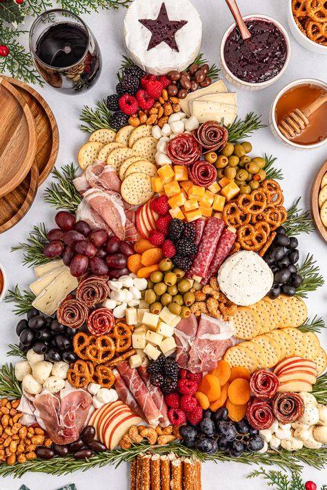 Christmas Tree Charcuterie Board Christmas Sharcudery Board, Christmas Party Food Display, Christmas Snack Board Ideas, Christmas Brunch Charcuterie Board, Christmas Food Platters, Charcuterie Board New Years Eve, Christmas Themed Charcuterie Board, Charcuterie Board Aesthetic, Charcuterie Board Large