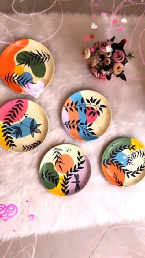 Painting Ideas On Ceramic Plate, Terracotta Plate Art, Terracotta Plate Wall Art, Boho Plates On Wall, Painted Plates Wall Decor, Mud Plate Painting, Terracotta Plates Painting, Wall Plates Decor Diy, Diy Plate Painting