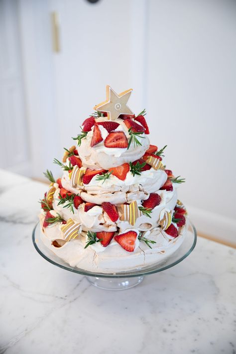 A Christmas Pavola Christmas Tree Pavlova Recipe, Pavlova Tower Cake, Pavlova Tree Christmas, Pavlova Decoration Ideas, Christmas Pavlova Trifle, Christmas Tree Pavlova, Pavlova Christmas Tree, Xmas Pavlova, Pavola Desserts