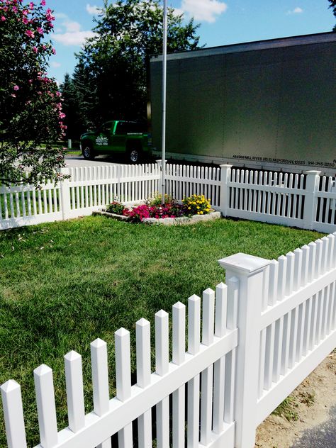 Picket Fencing, Garden Gates And Fencing, Wood Fence Design, Picket Fences, Craftsman Cottage, Fence Styles, Types Of Fences, Bedroom Door Design, Fence Decor