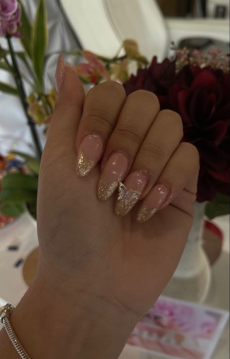 Rose Gold Almond Nails Designs, Quinceanera Nails Butterfly, Butterfly Nails Gold, Rose Gold Nails Acrylic Almond, Quinceanera Nails Almond, Sparkle Butterfly Nails, Gold Glitter Almond Nails, Rose Gold Prom Nails, Butterfly Almond Nails