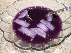 Purple Passion Punch We taste tested purple punch recipes last week for my son’s upcoming wedding.  This is the one that won out. 4 cups (1-qt.) grape juice, chilled (Welch’s has the be… Purple Punch Recipes, Bridal Shower Punch, Wedding Punch, Purple Drinks, Baby Shower Drinks, Purple Food, Punch Drinks, Purple Punch, Shower Desserts