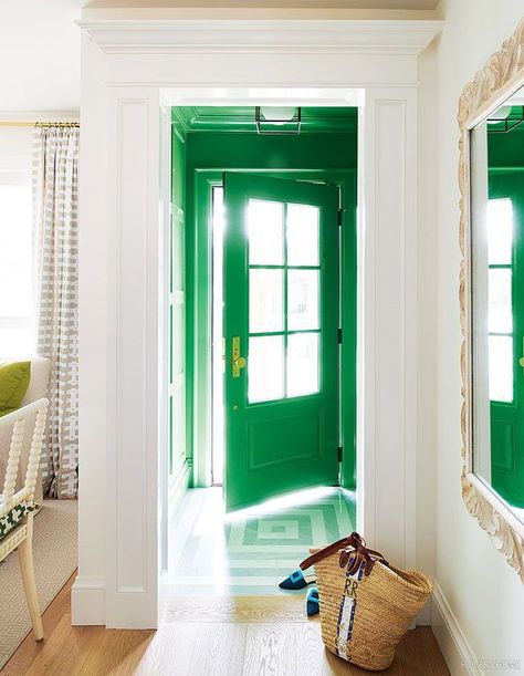 Make a memorable first impression with a bold Kelly green lacquered door, which brightens up a small Toronto home’s neutral main floor. | Photographer: Alex Lukey | Designer: Robyn Rider Maximalist Small Spaces, Kelly Green Paint Color, Murs Roses, Green Front Doors, Blue Green Paints, Glass Front Cabinets, Green Paint Colors, Best Paint Colors, Front Door Colors