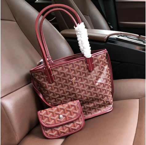 Goyard Tote Bag, Goyard Tote, Inside My Bag, Goyard Bag, Fancy Bags, Famous Designers, Iconic Bags, Louis Vuitton Bag Neverfull, Small Bag