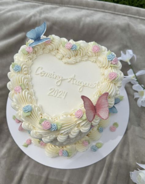 Gender Reveal Cake Flavors, Babyshower Cake Pink, White Heart Gender Reveal Cake, Aesthetic Gender Reveal Cake, Heart Shaped Gender Reveal Cake, Gender Reveal Cake And Cupcakes, Gender Reveal Cookie Cake, Heart Gender Reveal Cake, Gender Reveal Cake Aesthetic