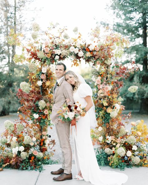 Autumn is coming and it reminded me of this fall inspired wedding my friend @theposhposey designed and flourished for her sisters wedding. Love the leaves in the arch and centerpieces. It definitely pays to have an amazing artist/ florist for a sister! PS. This is a real wedding. Not a styled shoot! LOL Coordination - @portabellaevents & @lexiernstevents Florals - @theposhposey Photos - @liz_zimbelmanphoto Rentals - @celebrationseventrentals @bbjlatavola Signs - @lindawilmarthdesigns... Fall Inspired Wedding, Fall Ceremony, Ceremony Arrangement, Autumn Is Coming, Floral Arch Wedding, Sisters Wedding, Wedding Inspiration Fall, The Arch, Floral Arch