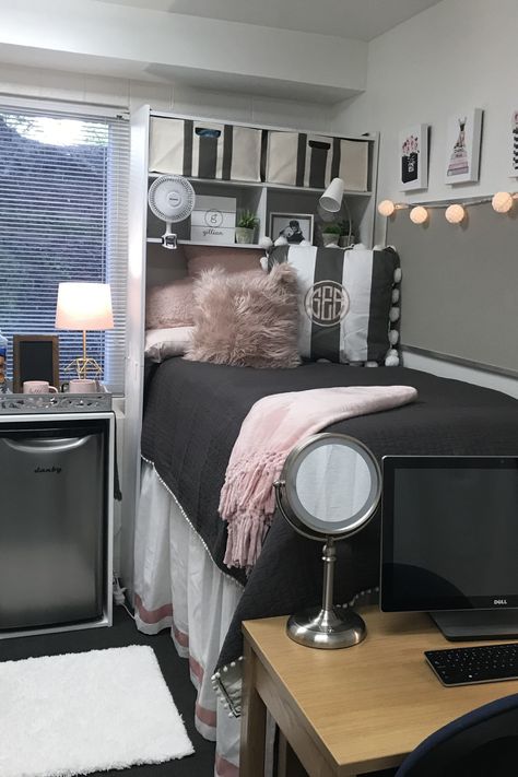 Best Decor Ideas For Your Freshman College Dorm Simple Dorm Room Decor, Cute Headboard, Dorm Bed Skirt, Simple Dorm Room, Cute Decor Ideas, University Of Kentucky Dorm, Best Decor Ideas, White Dorm Room, Dorm Decor Ideas