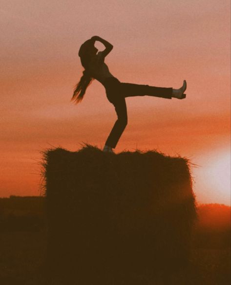 Silhouette Cowgirl Photoshoot! Taken by insta @ rockin.b.imagery #silhouette #goldenhour #sunset #sunsetphotography #cowgirl #cowgirlstyle #western #boho #bohochic #sunsetphotography #portraitphotography #portrait #cowgirlphotohoot #silhouettephotoshoot #westernphotography #goldenhourphotoshoot Photoshoot Silhouette, Photoshoot Cowgirl, Road Photoshoot, Cowgirl Photoshoot, Cowgirl Photo, Western Photoshoot, Western Photography, Silhouette Photography, Western Boho