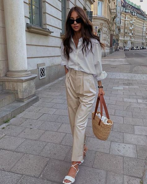 Style File | Mini Trend: A White Top with Cream-Coloured Trousers White Shirt Outfit, Chique Outfit, White Shirt Outfits, Shirt Outfits, Outfit Chic, White Shirts Women, Trousers Pants, Casual Work Outfits, Women Outfits