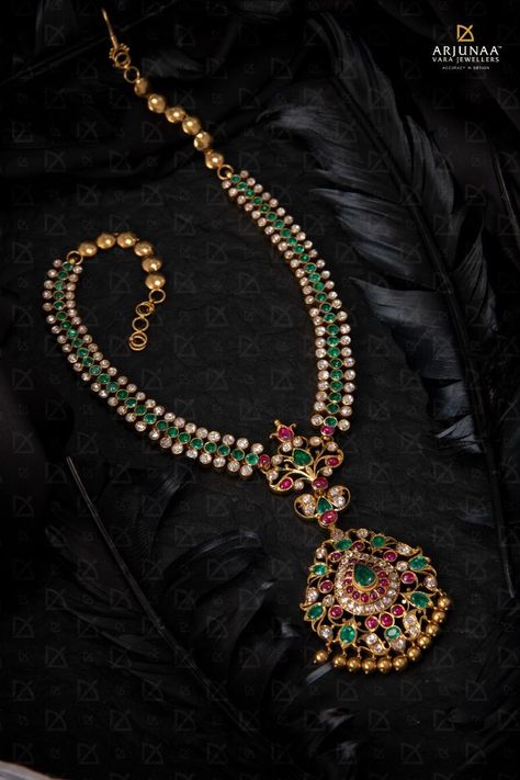 Ruby Necklace Designs, Columbian Emeralds, Gold Jewelry Outfits, Gold Jewelry Simple Necklace, Beautiful Gold Necklaces, Pearl Necklace Designs, Gold Necklace Indian Bridal Jewelry, Jewelry Set Design, Antique Bridal Jewelry