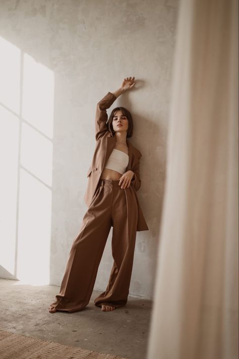 Fall Fashion Studio Photoshoot, Mood Shots Fashion, Fall Editorial Photoshoot Studio, Neautral Clothing Photoshoot, Fashion Posing Photography, Model Background Fashion Photography, Brown Studio Photoshoot, Dress Product Photography Ideas, Posing Guide For Women Standing