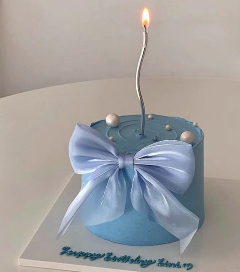 Cute Aesthetic Birthday Cake, Cute Mini Cakes Birthdays, Blue Aesthetic Party, Blue Birthday Aesthetic, Blue Cake Designs Birthday, Aesthetic Cake Designs, Girly Birthday Cakes, Blue Birthday Cakes, Cake Heart