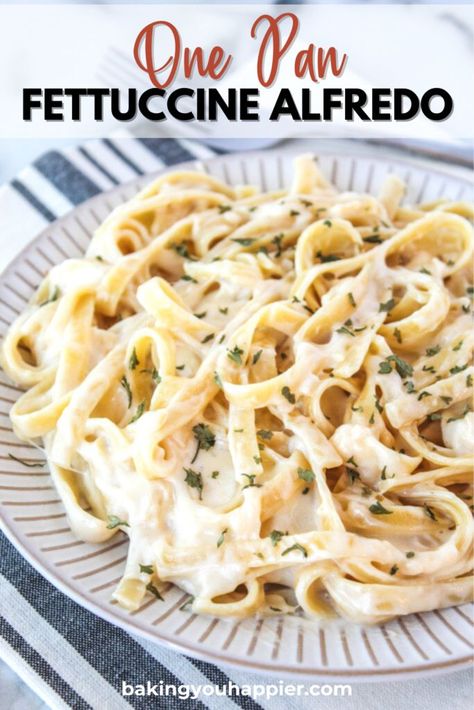 One Pan Fettuccine Alfredo, a classic family favorite pasta dish made in one pan! It's easy to make, creamy, rich, and so delicious! Fettucini Alfredo Recipe, Fettucini Alfredo, Quick Pasta, Alfredo Recipe, Fettuccine Alfredo, Alfredo Pasta, Food Favorites, Pasta Dish, Vegetarian Recipes Easy