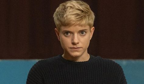 Mae Martin Haircut, Mae Martin Hair, Feel Good Mae Martin, Feel Good Show, Charlotte Ritchie, Netflix Show, Moving To The Uk, Queer Fashion, Channel 4