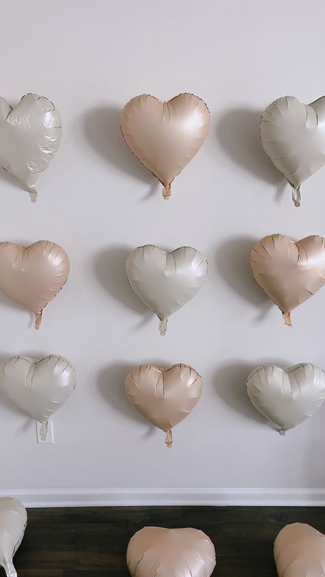 Aesthetic Photo Backdrop Ideas Birthday, Bday Photo Backdrop, Heart Balloons Decoration Birthday, Photo Wall Party, Bachelorette Photo Wall, Bridal Shower Photo Wall, Photo Backdrop For Wedding, Balloon Heart Wall, Engaged Balloons