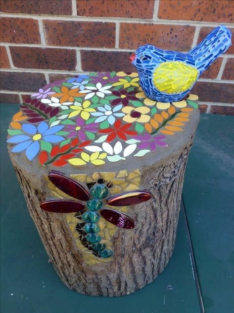 Mosaic Garden Art Wood, Wood Stump Ideas Outdoor, Mosaic Tree Stumps, Tree Stump Mosaic, Tree Stump Art Diy Projects, Mosaic Tree Stump, Mosaic Stump, Tree Stump Ideas Outdoor, Tree Stump Art