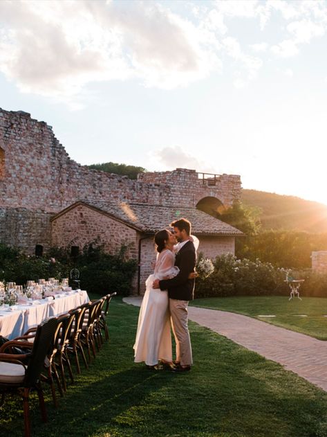 A cool Aussie couple, Nic and Ruby, with 15 guests at their very intimate, laid-back elopement in Umbria all in one location: Rocca dei Trinci. It was one of the most powerful elopement in Umbria we’ve ever been to in terms of warmth and emotional involvement. If you keep reading, I’ll tell you why we feel like this wedding sets up the trend of 2024 season: #umbriaelopement #weddingumbria #umbriaweddingphotographer #umbriawedding #umbriaelopement #laidbackwedding Ruined Castle, 2024 Wedding Trends, Laid Back Wedding, Wedding Set Up, Green Heart, 2024 Wedding, Castle Wedding, Italian Wedding, Destination Elopement