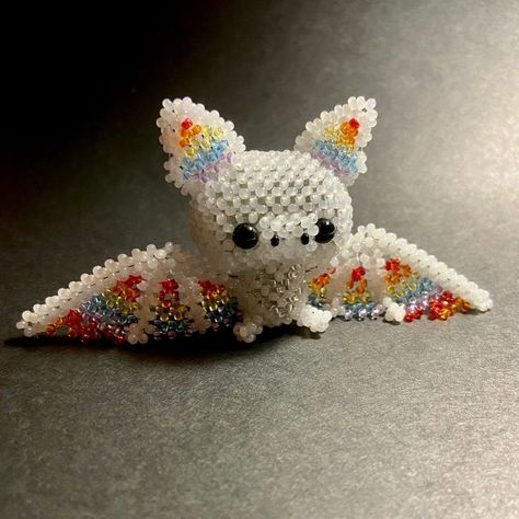 Pony Bead Animals, Safety Pin Crafts, Pokemon Bead, Seed Bead Projects, Pony Bead Crafts, Pony Bead Patterns, Diy Friendship Bracelets Patterns, Beading Jewelery, Easy Diy Jewelry