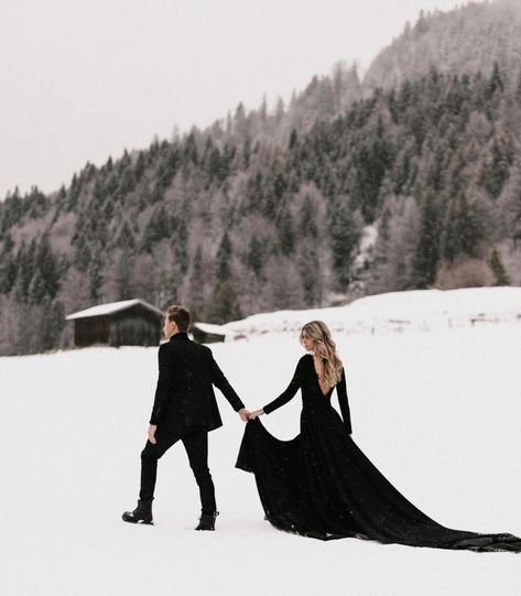 Snow Engagement Photos, Cold Wedding, Winter Engagement Pictures, Dark Wedding Theme, Snow Photoshoot, Winter Wedding Photos, Snow Wedding, Snow Landscape, Mountain Engagement Photos