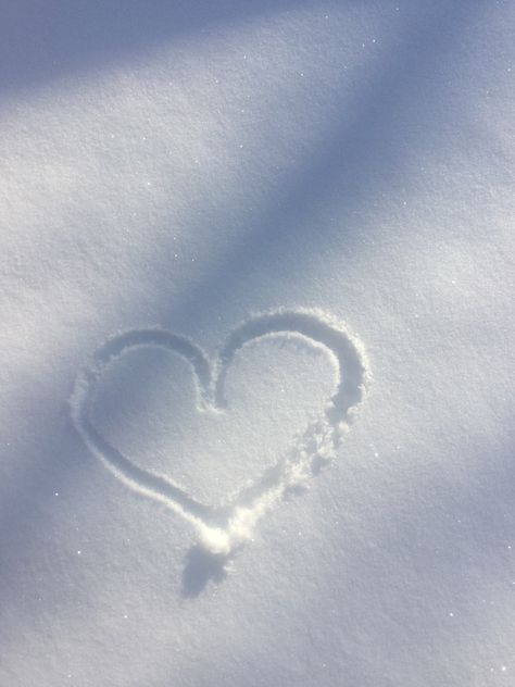 Heart In Snow Aesthetic, Snow Esthetics, Blue Winter Aesthetic Wallpaper, Christmas Esthetics, Heart In Snow, Snowing Aesthetic Wallpaper, Blue Christmas Background, Best Country Singers, Wallpaper Winter