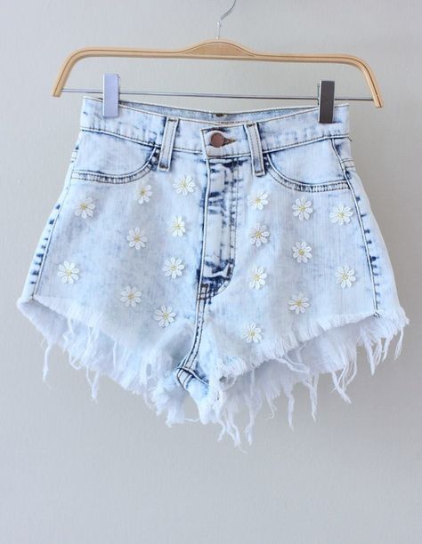 Daisy Daisy Shorts, Painted Clothes, Baggy Pants, Really Cute Outfits, Girls Fashion Clothes, Teen Fashion Outfits, Cute Casual Outfits, Outfits For Teens, Jeans Shorts