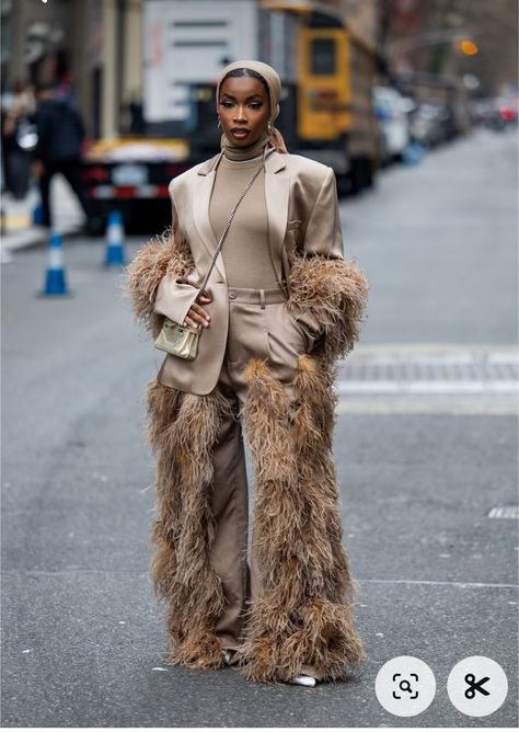 Photoshoot Fashion Ideas, Nyfw Street Style 2024, Minimalist Monochrome Fashion, Winter Outfits Aesthetic Vintage, Street Style Black Women, Recreation Outfits, Gamine Essence, Elegant Street Style, Sophisticated Streetwear