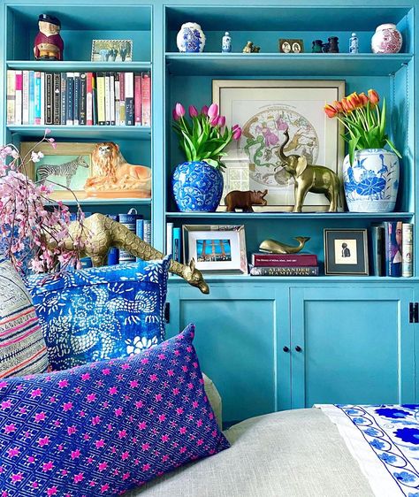 Eclectic Bookshelf Styling, Style A Bookcase, Fireplace Walls, Eclectic Elegance, Colorful Rooms, Living Room Ideas Indian, Bookcase Styling, Eclectic Interior Design, Bookcase Decor