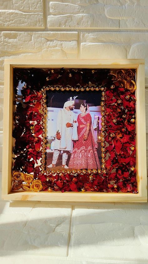 Garland Preservation Resin, Varmala Resin Art, Varmala Preservation, Resin Idea, Memory Diy, Anniversary Frame, Cardboard Crafts Diy, Flower Arrangement Designs, Wedding Garland