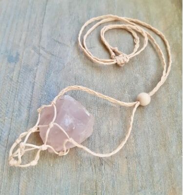 Diy Stone Holder Necklace, Macrame Stone Necklace Diy, Crystal Pouch Necklace Diy, Macrame Necklace Stone Tutorials, Macrame Pouch Diy, Cristal Necklace Diy, Macrame Crystal Necklace Diy Tutorial, Diy Crystal Holder, Crystal Wrapping Diy Macrame