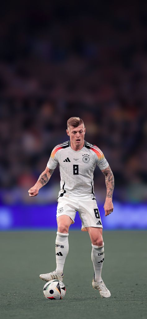 Toni Kroos Aesthetic, Toni Kroos Wallpapers, Kroos Wallpapers, Madrid Aesthetic, Soccer Images, Cr7 Vs Messi, Soccer Photography, Football Players Images, Real Madrid Wallpapers