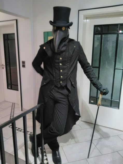 The Great Plague - 9GAG Plague Doctor Suit, Steampunk Plague Doctor Costume, Ideas Disfraz Halloween Hombre, Ren Faire Plague Doctor, Plague Doctor Cane, Cool Plague Doctor, Plague Doctor Costume, Plague Doctors, Plague Mask