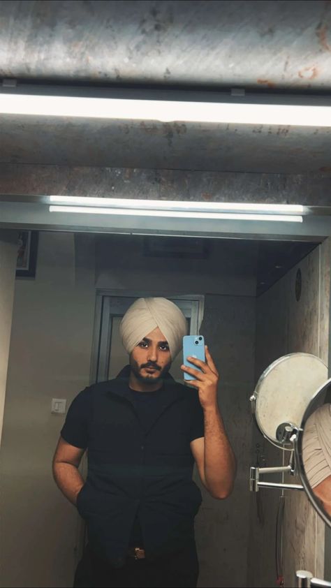 Punjabi Pagg Styles, Wet Hair Look Men, Sardar Fashion, 5sos Lyrics, Guru Nanak Wallpaper, Faces Photography, Clothing Store Interior, Desktop Background Pictures, Guru Nanak