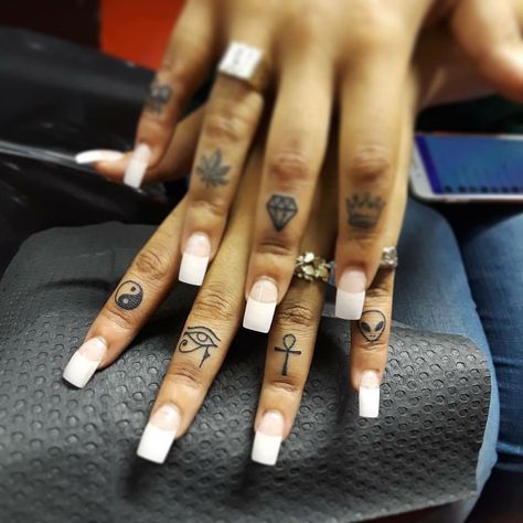 Hood Finger Tattoos, Back Of Finger Tattoo, Patch Work Finger Tattoos, Woman’s Finger Tattoos, Small Knuckle Tattoos, Big Finger Tattoos, Finger Tattoos For Black Women, Tattoos On Middle Finger, Handtattoo Ideas