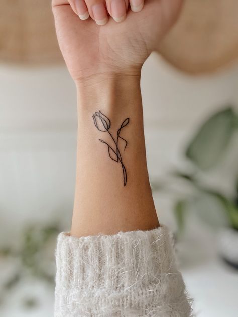 Tulips Tattoo, Hip Tattoos For Girls, Thistle Tattoo, Hip Tattoo Designs, Tulip Tattoo, Thigh Tattoo Designs, Simple Henna Tattoo, Hip Tattoos Women, Mandala Tattoo Design