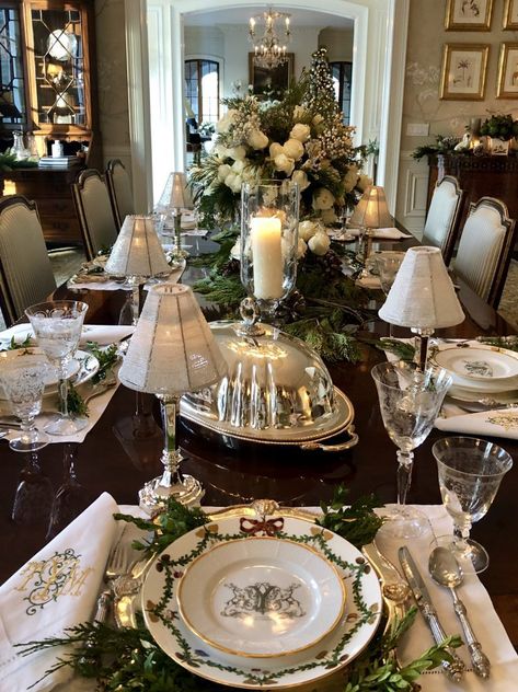 A Magical Christmas Affair: Celebrating with The Enchanted Home - The Glam Pad Dinner Table Settings, Christmas Dining Room Decor, Christmas Dinner Table Settings, Christmas Dining Table, Tafel Decor, Christmas Dining Room, Christmas Dinner Table, The Enchanted Home, Dinner Table Setting