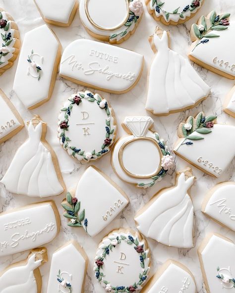 Bridal Shower Cookies Decorated, Bridal Shower Sugar Cookies, Bridal Shower Themes Rustic, Fancy Sugar Cookies, Ring Cookies, Wedding Shower Cookies, Engagement Cookies, Bridal Cookies, Royal Iced Cookies