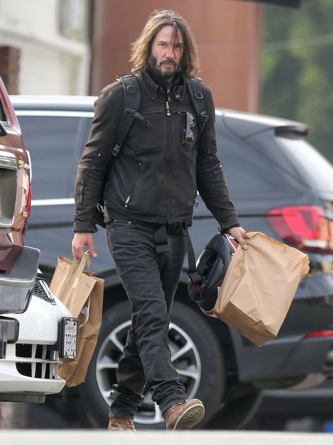 EXCLUSIVE: Keanu Reeves picks up a large takeaway order from Greenblatt's deli on New Year's Day in Los Angeles, California. Keanu Reeves Girlfriend, Keanu Reeves Movies, Arch Motorcycle Company, Keanu Reeves Life, Keanu Reeves John Wick, Dry Humor, Stunt Doubles, Keanu Charles Reeves, Blockbuster Film