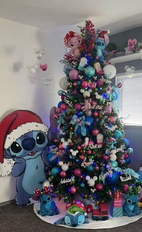 Christmas Tree Funny Ideas, Christmas Tree Ideas Characters, Kids Themed Christmas Tree Ideas, Christmas Tree Ideas Mini, Lion King Christmas Tree, Stitch Tree Christmas, Disney Trees Christmas Ideas, Stitch Christmas Tree Ideas, Creative Christmas Trees Themes