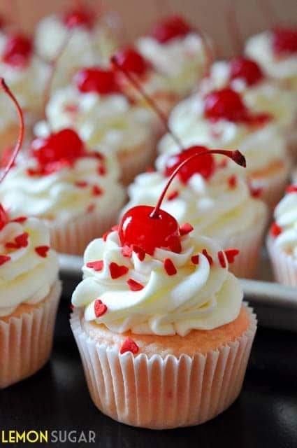 Cupcake Receptek, Almond Cupcakes, Cherry Cupcakes, Valentine Day Cupcakes, Torte Cupcake, Valentine Desserts, Valentines Cupcakes, Valentines Day Desserts, Valentines Day Food