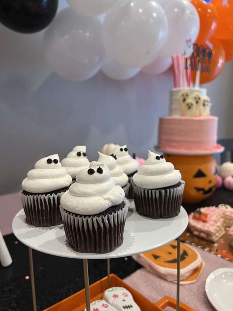 Chic Halloween Birthday Party, Spooky One First Birthday Treats, Halloween First Bday, Halloween Party One Year Old, Cute Halloween Birthday Theme, Two Cute To Spook Birthday, Halloweentown Birthday Party, One Spooky Dude Birthday Cake, Oct Birthday Party Ideas