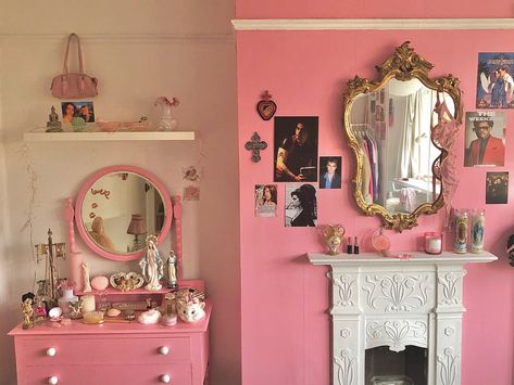 2000s Y2k fashion dream room inspiration teen room Pink Room Aesthetic Y2k, Coquettish Aesthetic, 2000s Room Decor, Pink House Interior, 2000s Room, Y2k Room, Interior Design Books, Girly Room, Pretty Room