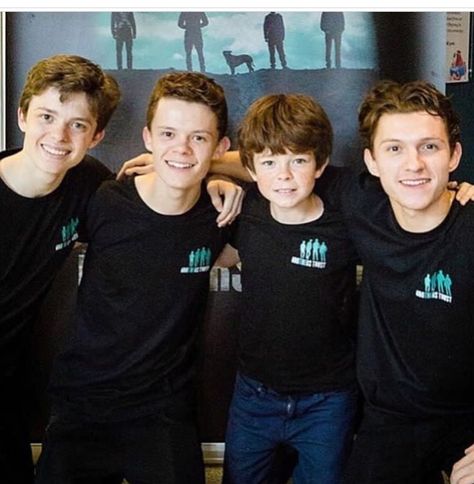 Tom Holland Tom Holland Brothers, Fotos Hd 4k, Tom Holland Peter Parker, Tom Holland Spiderman, Men's Toms, Tommy Boy, Marvel Actors, 1k Followers, Hollywood Actor