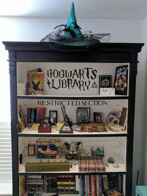 Harry Potter Bookshelf Display, Harry Potter Cabinet, Nerdy Bookshelf, Harry Potter Book Shelf, Harry Potter Rooms, Harry Potter Living Room, Harry Potter Bookshelf, Hogwarts Decor, Harry Potter Bathroom