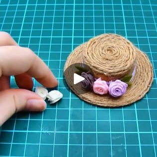 Mini Straw Hat, Miniature Doll, Miniature Dolls, Straw Hat, Easy Diy, Straw, Miniatures, Dolls, Hats