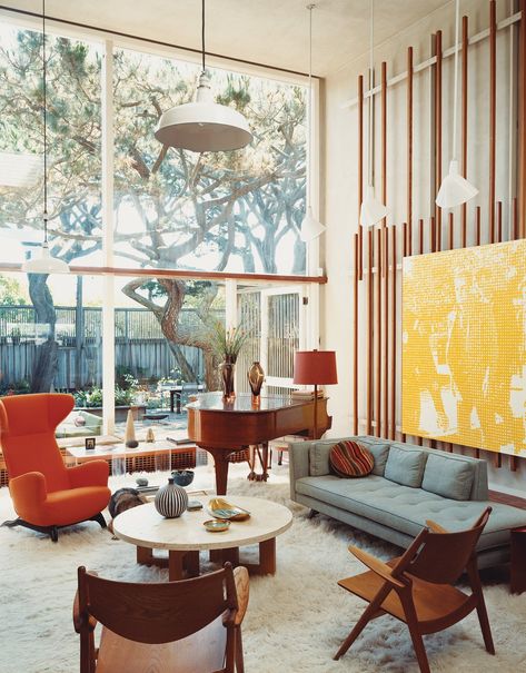 Dwell - This Surfer's Beach House is More Than It Seems 60s Interior Design, 60s Living Room, 60s Home Decor, 60s Interior, 60s Decor, Interior Design Per La Casa, Retro Interior Design, Retro Living Rooms, 70s Home Decor