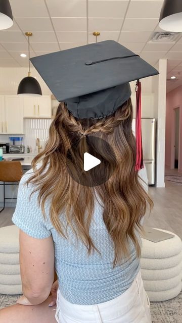 Hairstyles With Cap Graduation, Girls Graduation Hairstyles, Hair Ideas For Graduation Cap Hairstyles, Hairstyles For 4th Graders, Graduation Hair With Cap, Braided Hairstyles For Graduation, Grad Hairstyles With Cap, Hairstyles For Graduation Cap, Cap And Gown Hair Hairstyles